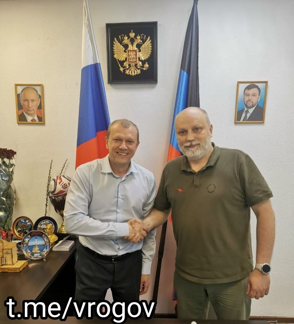Теперь официально: Антон Кольцов — глава Мариуполя Сегодня в городе воинской славы Мариуполе состоялось важное и знаковое событие. На внеочередной сессии городского совета депутаты единогласно поддержали кандидатуру Антона Викторовича Кольцова на пост главы администрации города. Как сопредседатель Координационного совета по интеграции новых регионов ОП РФ, я лично прибыл в Мариуполь, чтобы поздравить его с этим заслуженным назначением и единогласным избранием. Убеждён, что его управленческий талант и системное мышление, которые, к сожалению, не были, в силу известных причин, востребованы в Запорожской области, будут раскрыты в Мариуполе, русском городе с сильной духом и великим будущим. Поздравляю Антона Викторовича и всех мариупольцев! В добрый путь! С Богом! Владимир Рогов Рогов. Глас Народа