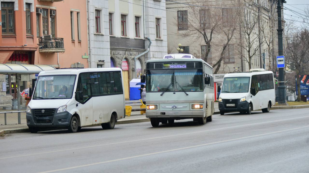 По низкому тарифу новый муниципальный автобусный маршрут 20 запускает мэрия Администрация Хабаровска запускает автобус 20 который соединит улицу Ленинградскую и район Хабаровск 2 Направление должно заменить существующий маршрут 22 но в отличие от него нерентабельного и не нужного перевозчикам нынешнее будет субсидироваться мэрией и за счет этого работать без перебоев Прочитать статью полностью Подписаться на DVHAB   Написать в DVHAB