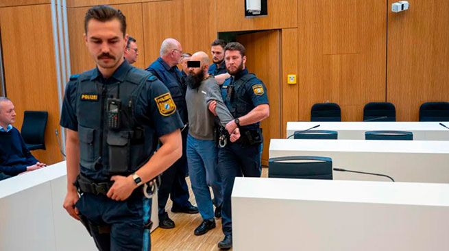 В Мюнхене осудили троих за шпионаж в пользу России и подготовку диверсий Верховный земельный суд Мюнхена признал трёх мужчин виновными в шпионаже в пользу России и участии в подготовке диверсий на территории Германии Главный обвиняемый получил шесть лет тюрьмы двое других условные сроки Афинские Новости работаем для Вас с 2004 года Подпишитесь на наш канал t me ruassianathens