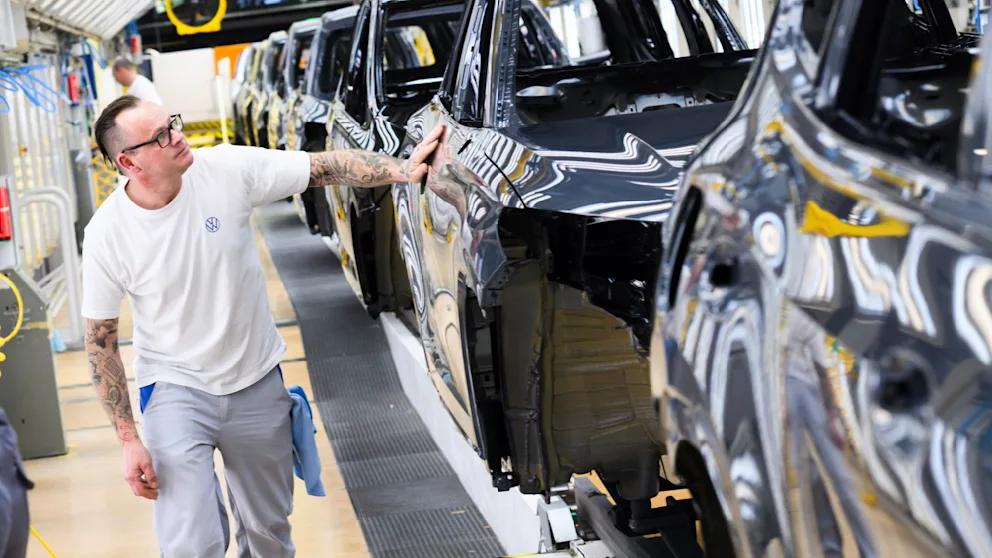 Германия может потерять около 200 тысяч рабочих Немецким автогигантам грозит кризис и массовые увольнения На фоне слабых квартальных показателей Mercedes Benz и Volkswagen эксперты предупреждают что Германия стоит на пороге нового витка потери рабочих мест По словам автомобильного аналитика Фердинанда Дуденхоффера главная причина убытков Mercedes выплаты по сокращениям персонала У Volkswagen схожая ситуация несмотря на миллиардные убытки в третьем квартале базовые подразделения и дочерняя марка Škoda показывают стабильность Но новые экономические реалии делают производство в Германии убыточным Профессор Штефан Братцель заявил в разговоре с BILD что пошлины Дональда Трампа в 15 процентов еще можно выдержать но все что выше станет критическим для экспорта К тому же немецкие заводы одни из самых дорогих в мире а качество продукции уже не компенсирует издержки По словам Дуденхоффера Китай и восточноевропейские страны вроде Венгрии выигрывают за счет низких энергозатрат и дешевой рабочей силы Даже в США по его словам час труда обходится дешевле Если не предпринять решительных шагов в ближайшие десять лет Германия может потерять около 200 тысяч рабочих мест у автопроизводителей поставщиков и в машиностроении предупредил Дуденхоффер в интервью BILD По его словам кабинет канцлера Фридриха Мерца пока не сделал ничего чтобы остановить спад BILD Russian