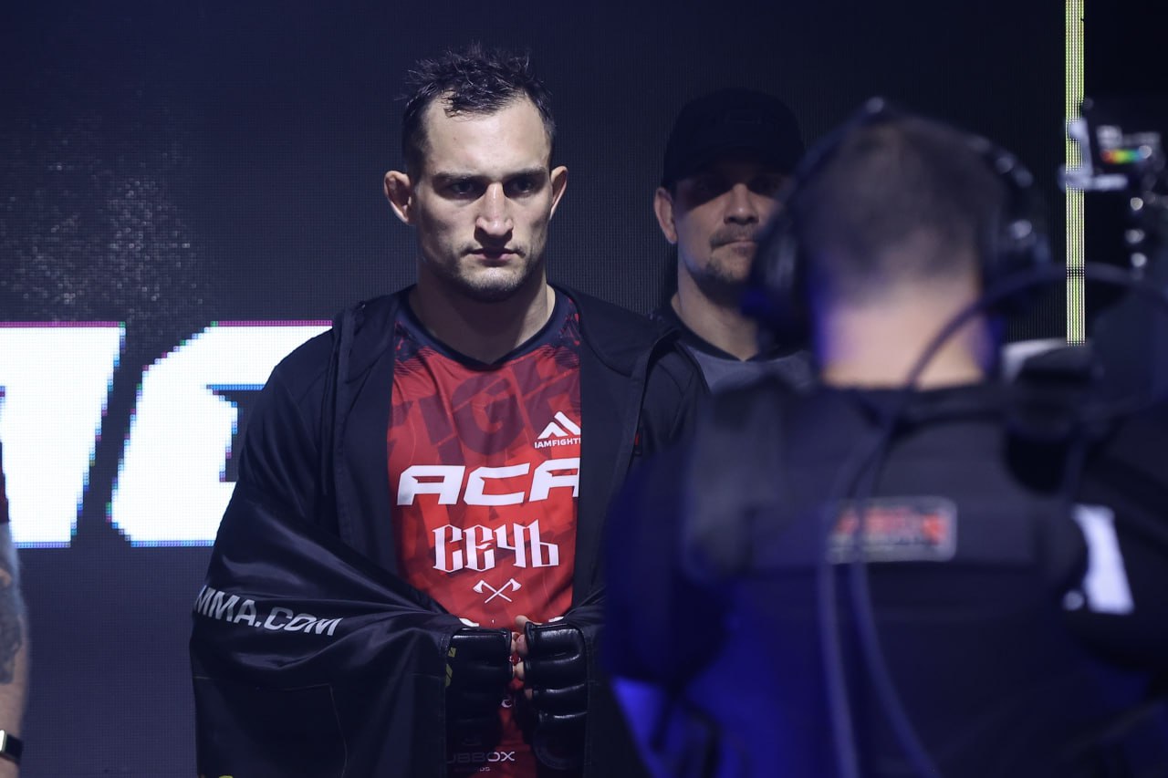 Соперником великолукского бойца Руслана Шамилова на турнире ACA 200 станет бразилец Рене Пессоа Боец ММА из Великих Лук Руслан Шамилов на турнире ACA 200 сразится с 36 летним бразильцем Рене Пессоа Об этом сообщает ПАИ Бой пройдет в Москве 6 февраля Он состоится в рамках предварительного карда в полутяжелом весе При этом оба бойца обычно дерутся в средней категории Руслан Шамилов занимает девятое место организации а Пессоа восьмое На счету Шамилова пять побед подряд в ММА В 2025 году он дважды взял верх над Гаджимурадом Хирамагомедовым В свою очередь Пессоа в последний раз дрался весной прошлого года и нокаутом сразил Михаила Долгова а до этого проиграл решением судей все тому же Хирамагомедову говорится в сообщении На предстоящий турнир у Шамилова был запланирован бой с Николой Дипчиковым но болгарин получил травму ребер и отказался от поединка Фото ПАИ