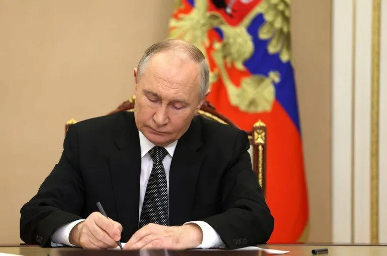 Путин подписал указ об отсрочке от призыва кто из студентов освобождается от службы Президент России Владимир Путин подписал указ утверждающий право на отсрочку от военной службы для части курсантов высших учебных заведений МЧС России ulusmedia Читайте нас в MAX