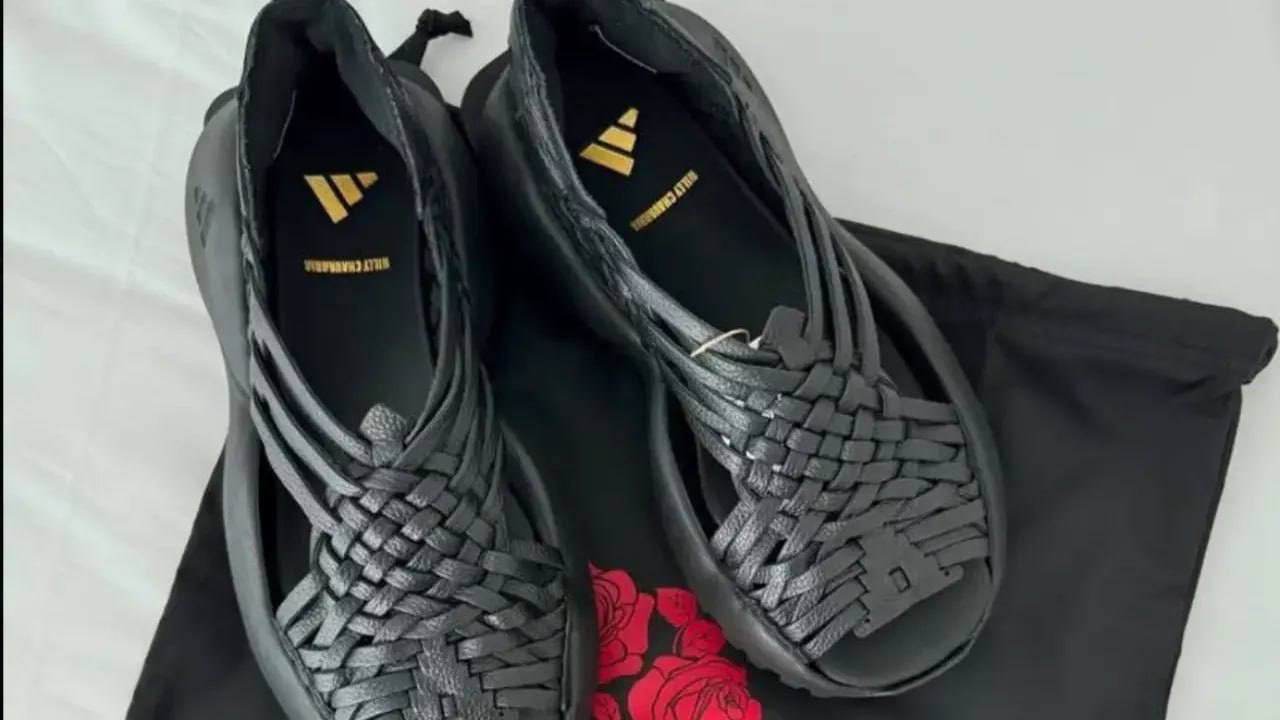 В Мексике правительство штата Оахака потреьовало приостановить продажу обуви Adidas “Oaxaca Slip On”, созданной с использованием дизайна традиционных уарачей, плетёной обуви коренных общин.   Ведомство осуждает этот поступок как культурное присвоение, нарушающее права коренных народов и федеральный закон о защите культурного наследия.   Adidas и дизайнер Вилли Чаваррия не получили разрешения на использование традиционных мотивов, что вызвало протесты и угрозу юридических жалоб. #рынки   Постмаркетинг. Подпишись — ибо грядет!