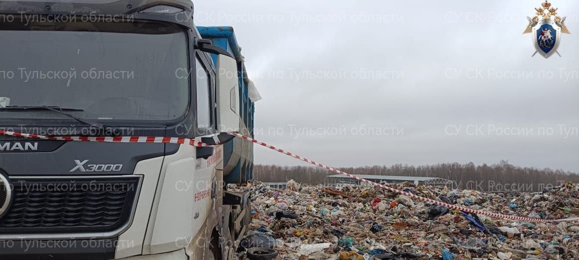 В Дубенском районе следователи разбираются в обстоятельствах гибели мужчины  Следователем следственного отдела по городу Щекино следственного управления СК России по Тульской области возбуждено уголовное дело по признакам преступления, предусмотренного ст. 216 УК РФ  нарушение правил безопасности при ведении работ .   По версии следствия, 16 ноября 2024 года на полигоне ТБО в Дубенском районе Тульской области водитель самосвала совершил наезд на одного их рабочих. Мужчина погиб на месте происшествия.   В настоящее время все обстоятельства произошедшего устанавливаются. Следователи осмотрели место происшествия, изъяли необходимую документацию, а также допросили свидетелей и подозреваемого. Продолжается проведение комплекса следственных действий.    СУ СК России по Тульской области