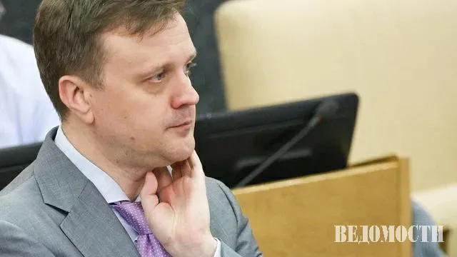 Глава думского комитета по местному самоуправлению Алексей Диденко намерен выдвигаться в Госдуму В ближайшее время он может начать кампанию по сбору подписей в поддержку своего выдвижения в Томской области сообщили Ведомостям источники По словам одного из них Диденко намерен проводить кампанию не как партийный деятель а как народный кандидат который вырос в Томске В Госдуму VI созыва Диденко избирался по списку в VII и VIII созыв по Томскому одномандатному округу В 2021 м он обошел конкурента из партии власти им был Илья Леонтьев ныне первый вице спикер городской думы Томска В 2026 году он вновь подал заявку для участия в праймериз для выдвижения в округе Для Диденко дважды расчищали округ ради соблюдения так называемых федеральных балансов говорит политолог Виталий Иванов По словам источника близкого к Единой России на данный момент в округе проходит согласование кандидата от партии власти ставку могут вновь сделать на Леонтьева Max Telegram Рассылка Приложение для iOS Android