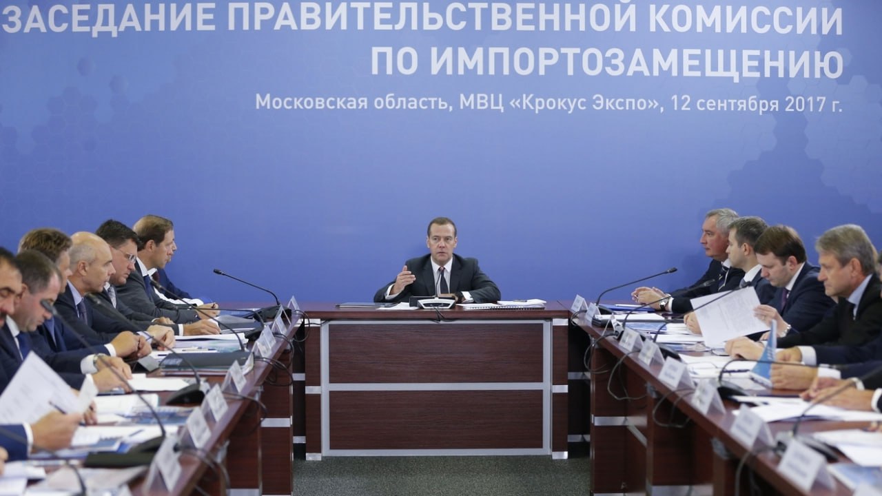 Правительство решило этап простого импортозамещения завершен Эра заменили деталь и хорошо закончилась Подписано постановление о преобразовании правительственной комиссии по импортозамещению в комиссию по промышленности Ее задачи   Координация госполитики в промышленности   Оперативное решение проблем для насыщения внутреннего рынка   Вывод конкурентоспособной продукции на экспорт   Снижение административных барьеров для предприятий Комиссия по импортозамещению была создана в 2015 году для ускоренной замены иностранных комплектующих и оборудования Ее преобразование можно трактовать как переход от ситуативных и в свое время необходимых шагов к устойчивой промышленной политике Актуально не просто восполнение недостающего а выстраивание цепочек от технологии до производства конечного товара Отметим при этом что текущую динамику российской промышленности эксперты идентифицируют как спад а не замедление роста или охлаждение Монокль главное о русском бизнесе и не только Подписаться