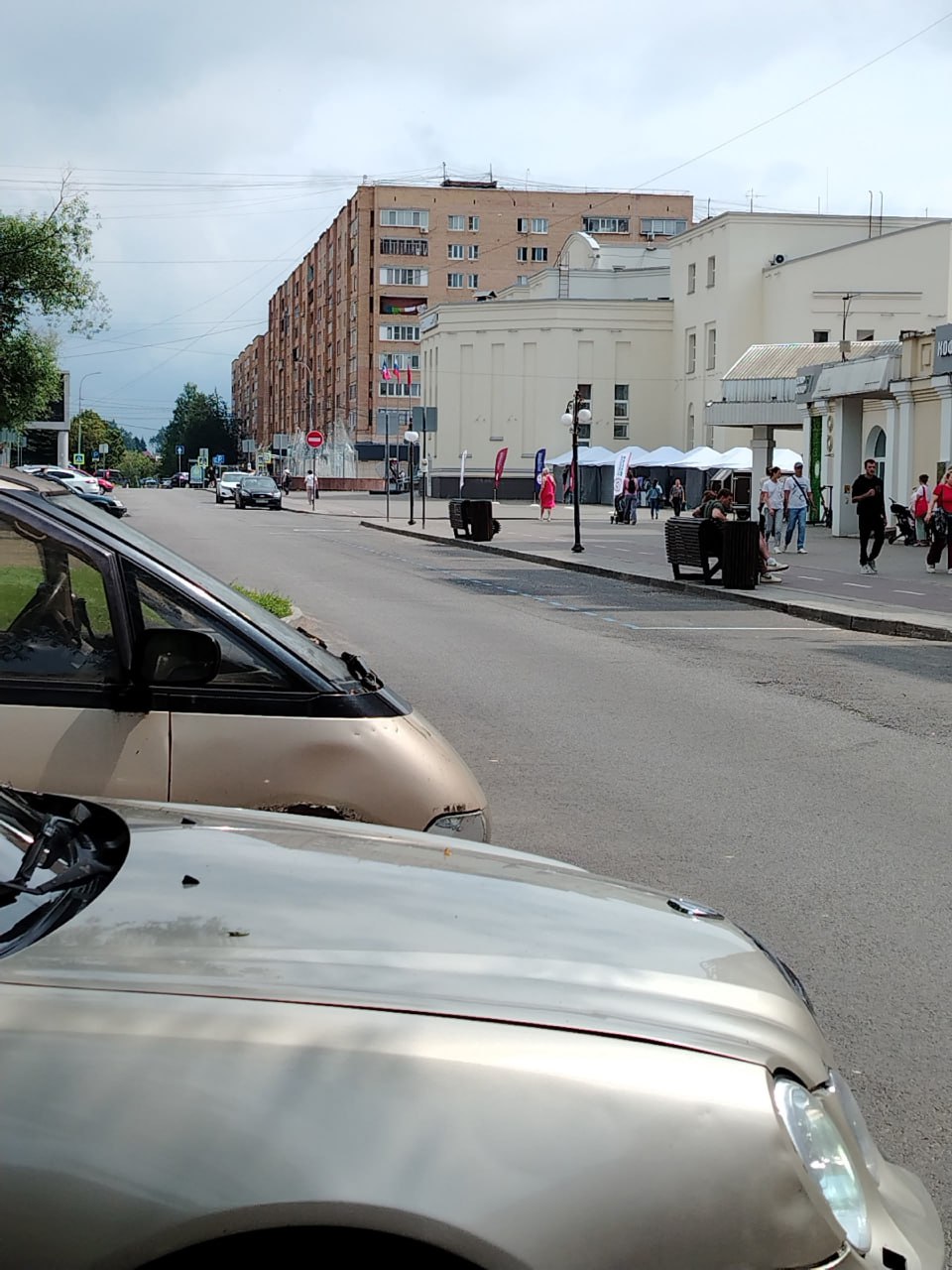 Против шерсти не поедешь С введением платных парковок около администрации появились и кирпичи. Как водится, на каждом перекрестке. По всей видимости, этот шаг исключает использование дублёра до поворота на ул. Крупской, что позволяло не ждать светофор, если надо направо. Будьте внимательны! Теперь - только вдоль шерсти!
