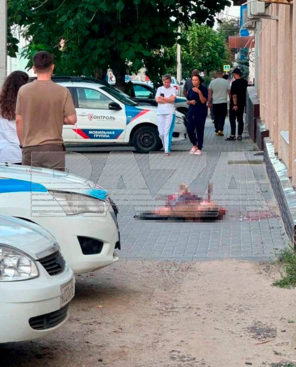 Федеральный судья убит на улице в Камышине Волгоградской области. По предварительным данным, убитым оказался Василий В. Его расстреляли из «Сайги», отрезали половой орган, а затем воткнули нож в глаз.   По предварительной версии, судью был убит из-за ревности. Муж одной из женщин таким образом отомстил Василию за измену своей супруги.    Подписывайтесь, это Baza