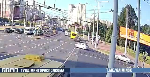 В Минске автобус сбил велосипедиста и пешехода на проезжей части