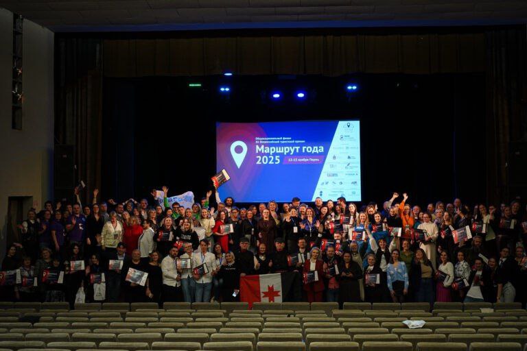 Самарские проекты стали лидерами Всероссийской премии Маршрут года 2025 С 13 по 15 ноября в Перми состоялись финальные мероприятия Всероссийской туристской премии Маршрут года 2025 Всего на участие в премии было подано 455 проектов из 59 регионов России и Республики Беларусь 360 проектов из 58 регионов России и Республики Беларусь получили право на участие в финальных мероприятиях XII Всероссийской туристской премии Маршрут года Самарская область получила награды в номинациях Лучший маршрут образовательного туризма 1 место ХОЧУ ВСЕ ЗНАТЬ АНО Центр детского туризма Лаванда Лучший маршрут промышленного туризма 2 место Энергия твоего будущего АО ГК Электрощит ТМ Самара Премия учреждена и проводится с 2014 года как отраслевая награда присуждаемая по итогам открытого всероссийского конкурса проектов за достижения в области создания и развития туристских маршрутов