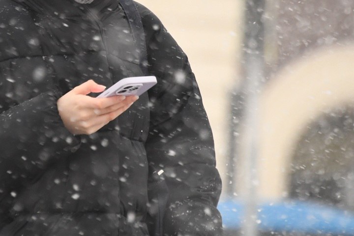 Авария на магистральной линии оставила без Интернета района Якутии Жители Оленекского района уже больше недели живут без стабильного интернета и связи Как говорят местные авария на магистральной волоконно оптической линии связи произошла еще 31 января и с тех пор сроки ремонта ежедневно переносятся Эта ситуация вызвала серьезные бытовые проблемы В магазинах не работают банковские карты а у многих людей закончились наличные деньги Сотовая связь также работает с перебоями оставляя население в информационной изоляции Министерство инноваций Якутии подтвердило аварию на участке магистрали Мирный Удачный которая затронула также Анабарский район По последней информации аварийная бригада уже на месте обрыва и ведет восстановительные работы Точная дата завершения ремонта до сих пор не называется но министерство держит ситуацию на особом контроле