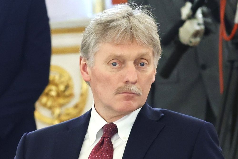 Кремль будет собирать вопросы россиян для прямой линии с президентом России Владимиром Путиным при помощи искусственного интеллекта Об этом ТАСС рассказал пресс секретарь главы государства Дмитрий Песков По его словам сбор вопросов граждан начнется за две недели до прямой линии при этом будет задействован весь инструментарий в том числе и искусственный интеллект Это позволит нам буквально в максимально оперативном режиме до президента доводить в ходе подготовки весь срез общественного мира пояснил Песков Фото РИА Новости Подписаться на Российскую газету Читать нас в MAX