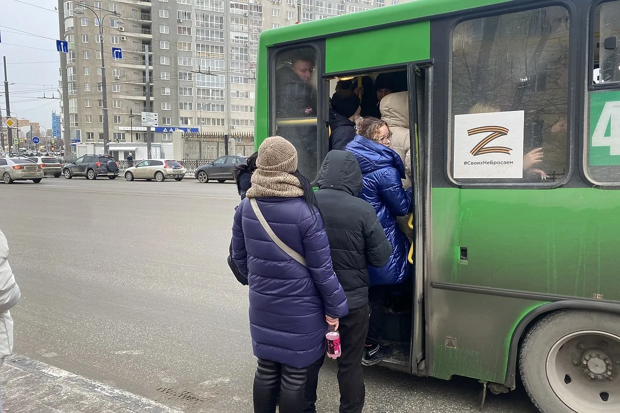 Бывший мэр Екатеринбурга назвал основную причину подорожания проезда в общественном транспорте Одной из ключевых причин подорожания проезда в общественном транспорте стало увеличение стоимости новых автобусов Об этом сообщил бывший мэр Екатеринбурга и заместитель председателя комитета Совета Федерации по региональной политике Александр Высокинский Парламентской газете Он провел аналогию с рынком льготной ипотеки отметив что цены на автобусы выросли по схожему сценарию так же стремительно как и стоимость квартир в новостройках приобретаемых по государственным программам Кроме того Высокинский подчеркнул что регионы с существенно различающимися тарифами на проезд закупают транспорт по одинаковым ценам В связи с этим он предложил ввести для всех субъектов страны единые рекомендуемые минимальные тарифы uralweb ru