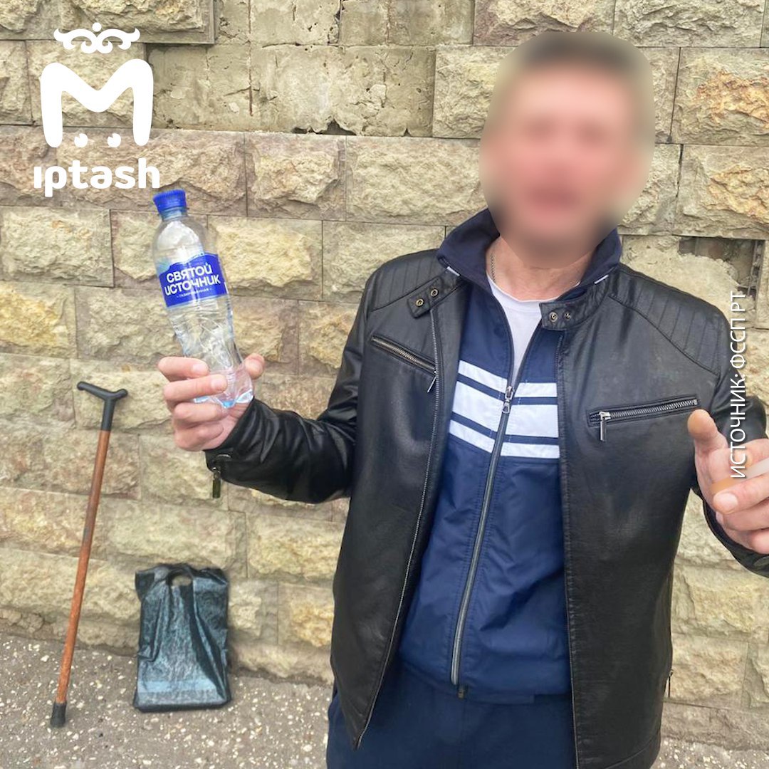 Исуса Христа, прописавшего у себя 45 человек, всё же доставили в казанский суд. Казанец Исус Петрович Христос да, так и зовут по паспорту фиктивно "приютил" у себя кучу иностранцев. На первое заседание не явился. В этот раз его всё-таки доставили приставы. Правда, дверь он ни в какую открывать не хотел и вообще притворился, что не дома. Чтобы выманить Исуса, сотрудники ФССП сделали вид, что ушли ни с чем. Как только он решил выбраться в магазин, скрутили и как есть — с бутылкой воды в руке — повезли в суд.