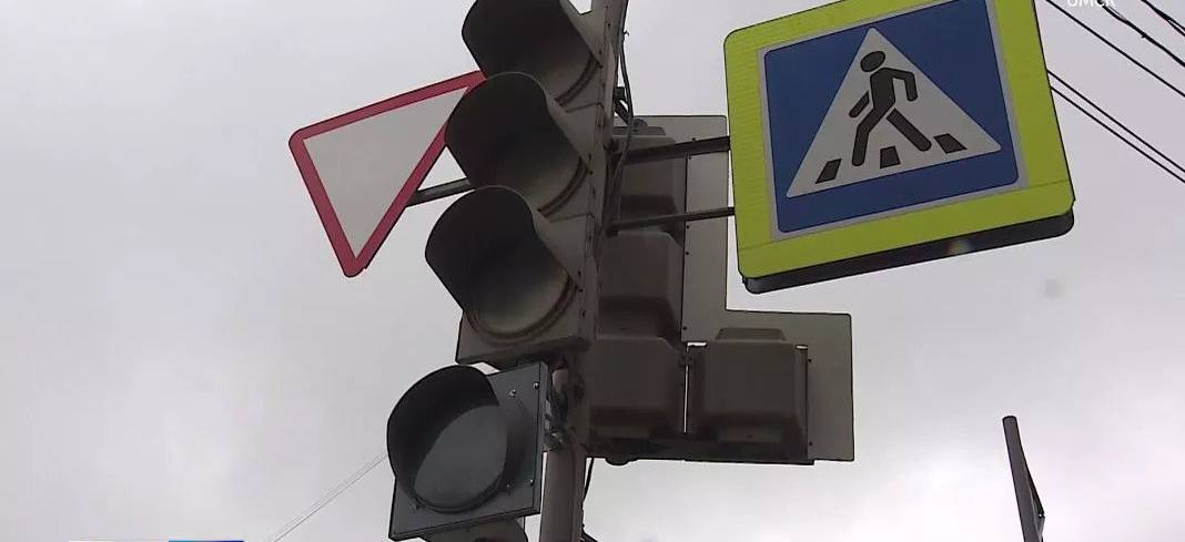В Омске установлен новый светофор на пересечении улиц Мельничной и 1 й и 2 й Казахстанских Он интегрирован в автоматическую систему управления дорожным движением что позволяет оптимизировать работу светофоров в реальном времени Светофоры оснащены табло обратного отсчёта работают автоматически без кнопок вызова а звуковые сигнализаторы информируют пешеходов о включении зелёного света Также завершено благоустройство территории с пешеходными тротуарами Подписаться Прислать новость