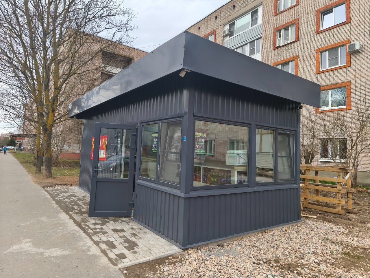 Суд закрыл новгородское бистро из-за нарушений Шаверму «Куркума» на Парковой улице закрыли из-за многочисленных нарушений санитарных норм. В шаверме отсутствовали необходимые помещения, не обеспечивалась последовательность технологических процессов, не было технологического, моечного оборудования, бактерицидного оборудования, дезинфицирующих средств для влажной уборки, туалета для посетителей. Верхняя одежда и уличная обувь хранились в одной зоне с продуктами. Отсутствовали условия для соблюдения работниками правил личной гигиены. Использовали продукты без документов и маркировки. Были нарушены условия хранения продуктов. Суд вынес постановление об административном приостановлении деятельности предприятия общественного питания на 70 суток.