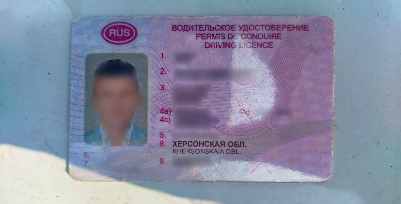 Жителю Херсонской области грозит до года лишения свободы за поддельные права «Со слов водителя, в сети Интернет он увидел предложение о быстром и якобы официальном получении водительского удостоверения и связался с автором объявления. После оплаты услуги он получил посылку с документами», — сообщили в ГУ МВД России по Херсонской области. Отмечается, что при проверке по базам данных установлено, что документ с таким номером выдан жительнице другого региона России. Изъятый документ направлен на экспертизу. При подтверждении факта подделки возможно возбуждение уголовного дела по статье 327 УК РФ, которая предусматривает до года лишения свободы. Фото: Официальный Телеграм-канал ГУ МВД России по Херсонской области , VK и ОК и читайте новости на нашем сайте