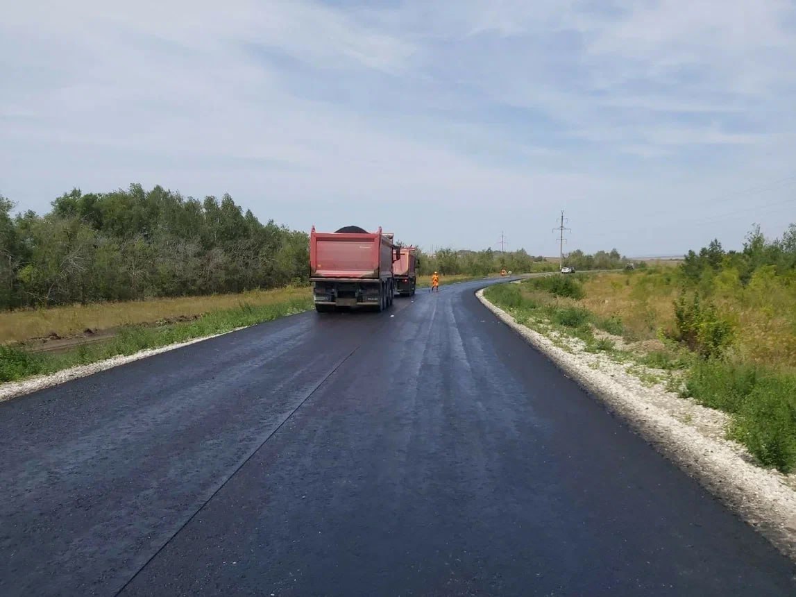 Муниципалитеты Саратовской области получат 1 38 млрд на дороги в 2026 году Саратовская область корректирует нормативы отчислений от акцизов на топливо в местные бюджеты на 2026 год Соответствующий законопроект по инициативе губернатора Романа Бусаргина в областной парламент представил первый заместитель министра дорожного хозяйства области Сергей Никитин Саратовская область перечисляет муниципалитетам 15 от сборов с топливных акцизов Из этих средств у местной власти формируются дорожные фонды Сумма отчислений для каждого района зависит от длины его дорог Всего область направит в местные бюджеты 1 38 млрд руб Законопроект уточняет дифференцированные нормативы отчислений на 2026 год Размер отчислений для каждого муниципального образования зависит от длины автомобильных дорог местного значения на его территории На начало 2025 года общая протяженность таких дорог в области составила 19 5 тыс км Все эксклюзивы kommersant64