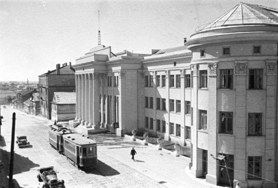 День в истории   13 октября В воскресенье утром 13 октября 1929 года после торжественного собрания на Привокзальной площади состоялся официальный пуск первого минского электрического трамвая   Этот экологически чистый и удобный вид транспорта снискал себе заслуженную любовь горожан и гостей города Первые трамваи должны были пойти по минским улицам еще в 1914 году но Первая мировая война нарушила эти планы В результате Минск обзавелся трамваем только в октябре 1929 го Первым минским трамваем стал самый распространенный в довоенном СССР моторный вагон серии Х Их выпускали на Мытищинском заводе   На момент открытия было два маршрута Товарная станция Комаровка 13 остановок 9 постоянных и 4 по требованию и Вокзал площадь Свободы 3 остановки 2 из них постоянные Трамвай активно использовался и для грузовых перевозок К концу 1934 года парк составлял 56 вагонов Кстати   Первая трамвайная линия на территории Беларуси появилась в Витебске в 1898 году здесь открылось движение нового вида транспорта Подписывайтесь XPRESS BY