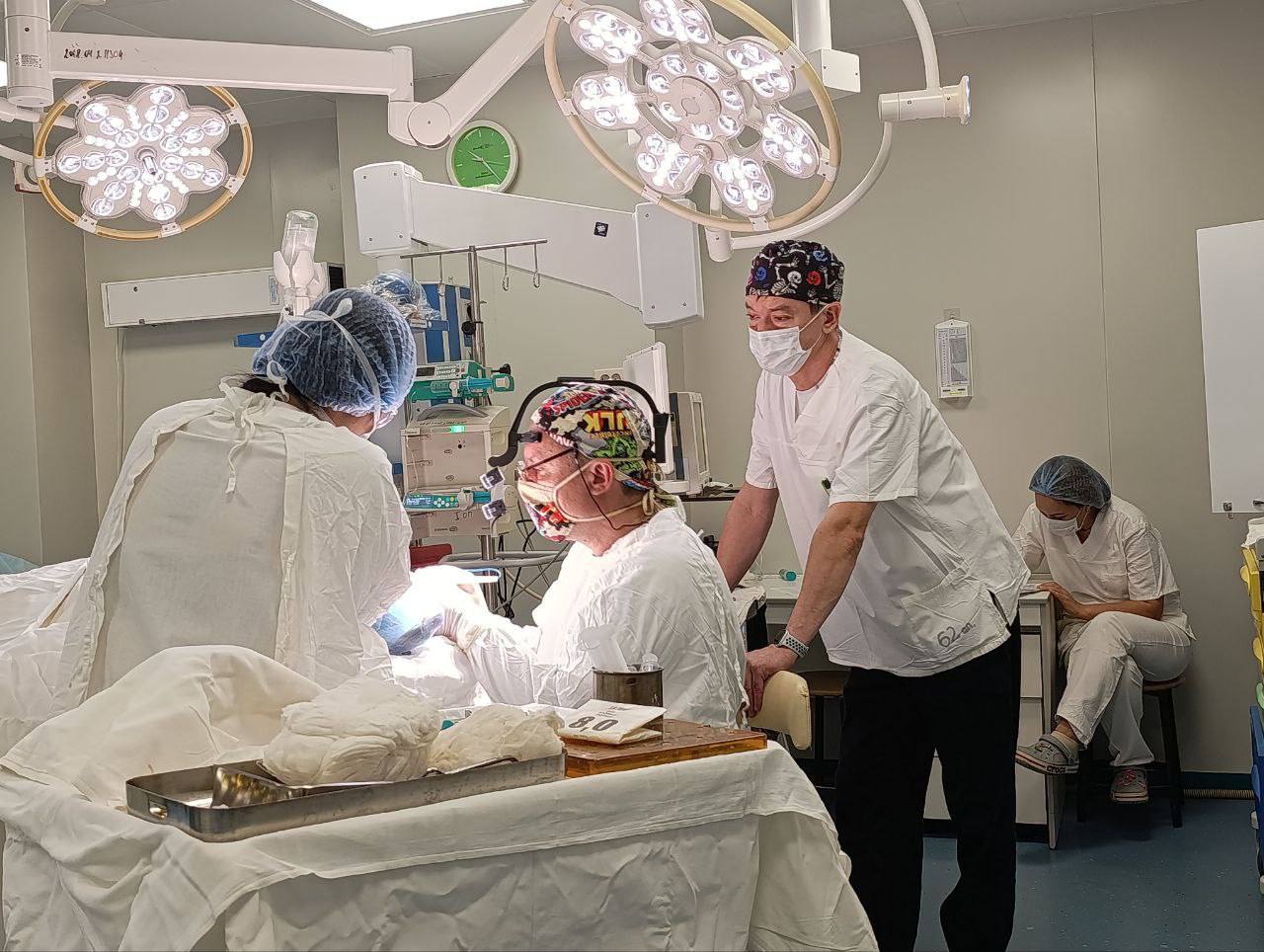 Медики ЧОКБ спасли ногу 21 летнему строителю Даниил получил тяжелую травму на работе металлическая плита сорвалась и врезалась в ногу Кости стопы и голени оказались сломаны в шести местах была обширная рана полностью обнажившая мышцы сухожилия кости и сустав Ткани стали нежизнеспособны Задействовали сосудистых хирургов микрохирургов травматологов анестезиологов трансфузиологов Хирурги установили аппарат внешней фиксации чтобы закрепить костные отломки и мягкие ткани Заплатку выкроили из собственной кожи пациента с задней поверхности голени Рана уже заживает Впереди долгий этап сращивания костей и восстановления двигательных функций Браво докторам   Подпишись на MAX чтобы быть на связи