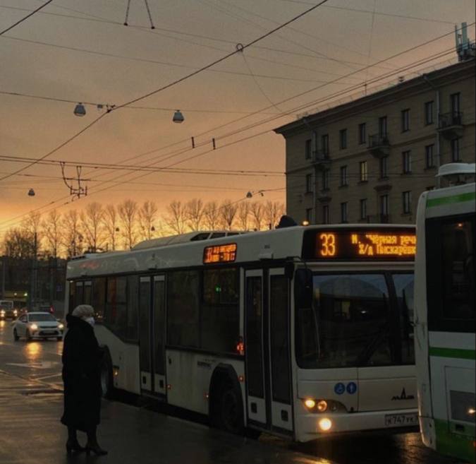 Ссора в автобусе закончился поножовщиной   Конфликт в салоне автобуса закончился поножовщиной для пожилой пассажирки.   Пострадавшая получила ножом в лицо от курьера, с которой у нее случилась словесная перепалка.   Все подробности выясняются.   #Центральный_РК