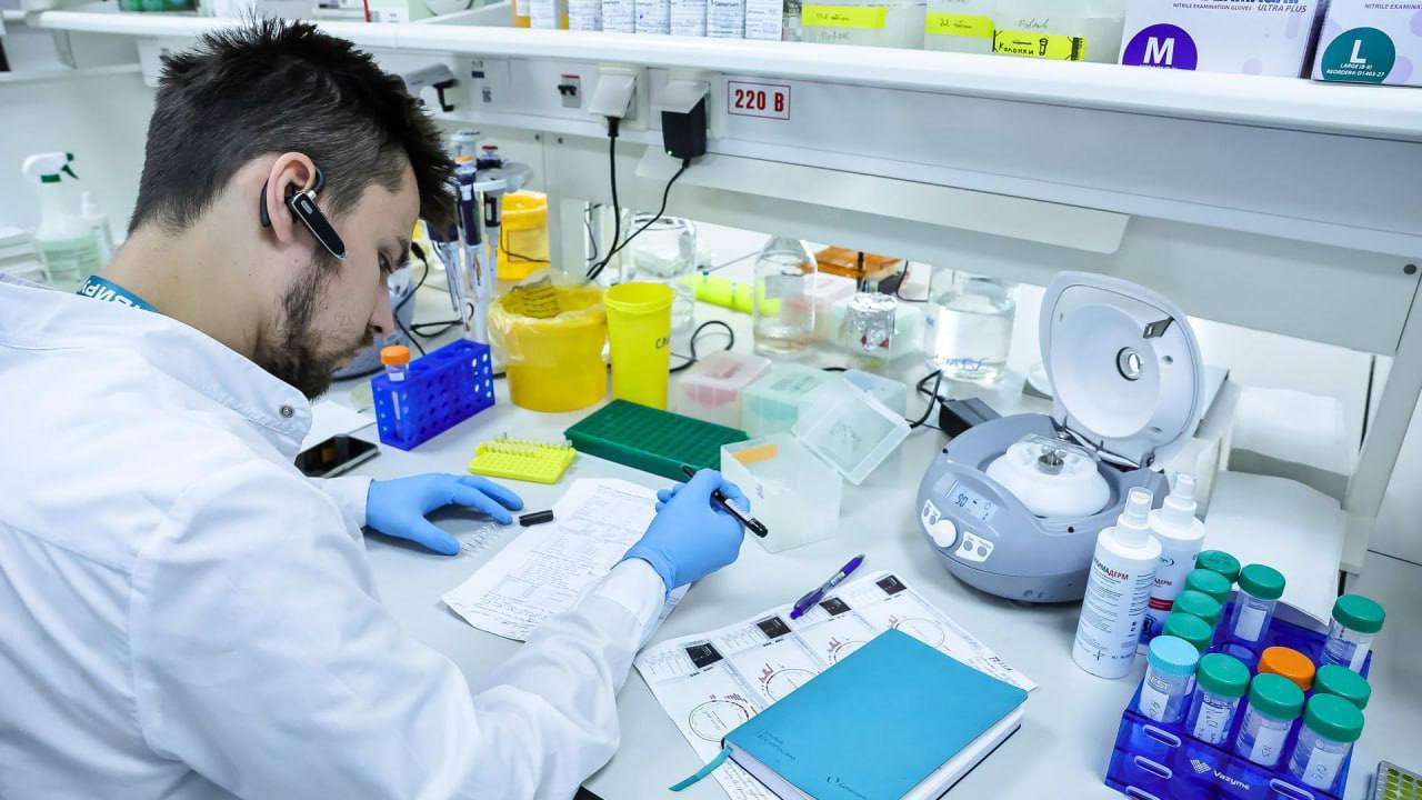 Ученые из Петербурга украли 20 миллионов рублей при испытании нового лекарства от рака Ученые не провели требуемые эксперименты на животных и оформили подложные документы Жулики умудрились даже продать лабораторных крыс На основе подложных документов было написано ложное заключение о неэффективности препарата а 20 млн рублей были успешно разворованы по карманам Свою вину деятели науки признали и частично погасили причиненный ущерб В итоге суд назначил им условные сроки от 4 до 5 лет НАШИ РЕСУРСЫ Telegram Tik tok YouTube RUTUBE