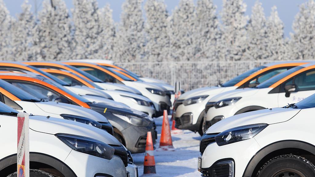 Депутат из Петербурга предложил Минтрансу РФ ввести единую цветовую раскраску каршеринга Депутат муниципального образования Санкт-Петербурга поселок Шушары от «Единой России» Михаил Ветров предложил ввести единую цветовую раскраску автомобилей каршеринга всех компаний и сервисов для сигнального обозначения на дороге. Соответствующее обращение он направил в Минтранс РФ. По мнению депутата, из-за невысокой стоимости и простоты использования услуги каршеринга ей часто пользуется молодежь без достаточного опыта управления. В связи с этим каршеринговый автомобиль представляет повышенную опасность на дорогах. : Андрей Гордеев / Ведомости Подпишитесь на «Ведомости Северо-Запад»