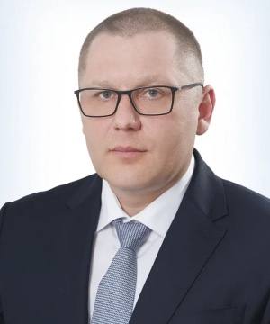 Дума Нефтеюганска ХМАО стала на шаг ближе к роспуску Мандата лишен уже шестой по счету депутат в этом созыве Черных Прокуратура проверила его декларации и нашла скрытые доходы Депутат не согласился с результатами проверки и даже выиграл спор в суде первой инстанции Однако в апелляции судья встал на сторону силовиков и полномочия Черных были прекращены по утрате доверия Ранее со скандалами гордуму покинули еще пять депутатов считавшиеся ставленниками теневого мэра депутата думы ХМАО Пыталева Газизов незаконно избран при наличии судимости за наркотики Коваль купил на бюджетные деньги комбината школьного питания Мерседес Дудич не задекларировал квартиру бывший вице спикер Галиев скрыл спецтехнику на 140 миллионов рублей в Геленджике и спикер Миннигулов также не указал в декларации имущество Также прокуратура требует отставки еще двух депутатов Мурзина и Мальчикова по утрате доверия из за деклараций и хочет уволить нового спикера Никитина который по мнению ведомства незаконно получил пост К деятельности еще нескольких народных избранников у силовиков тоже есть вопросы Заменить их до выборов 2026 года невозможно из за изменений в федеральном законодательстве заблокировавших довыборы в последний год созыва Из 25 депутатов в гордуме осталось 20 Дума будет распущена если в ней сохранятся меньше 17 депутатов Главный политический канал Урала Мы в МАХ Единая Россия ХМАО