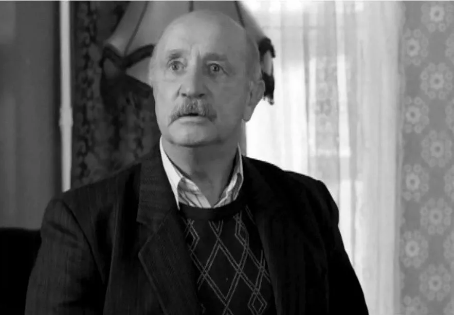 Умер актёр из фильма Мы из джаза и Экипаж Вадим Александров Он также снимался в сериалах Папины дочки и Воронины Артисту было 87 лет Он действительно скончался пару дней назад сказал представитель семьи в комментарии РИА Новости Причиной смерти стала травма головы в результате падения сообщили агентству в его семье Актёр долгое время боролся с онкологическим заболеванием Александров окончил Театральное училище имени Щепкина в 1962 году Сразу после выпуска он служил в театре ЦДТ до 1976 года после чего стал актёром театра студии Олега Табакова В его фильмографии почти 150 ролей Самыми известными картинами в его карьере считаются Тот самый Мюнхгаузен Кин дза дза Усатый Нянь Подписаться на Говорит Москва Telegram VK МАКС