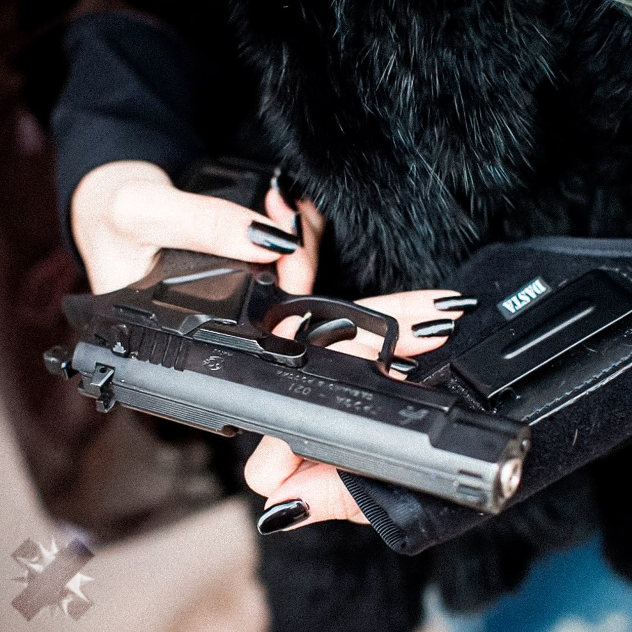 Женщина стреляла по собакам попала в ребёнка В Киришах Ленинградской области 48 летняя местная жительница открыла огонь из пневматики по бездомным собакам прямо из окна Однако пуля угодила в 14 летнюю школьницу девочка получила ранение в голову К счастью пострадавшая смогла дойти до больницы сама Сейчас её состояние стабильное угрозы жизни нет Полиция уже изъяла оружие и решает вопрос о возбуждении уголовного дела бедная девочка зачем дали ей пистолет НЕ МОРГЕНШТЕРН