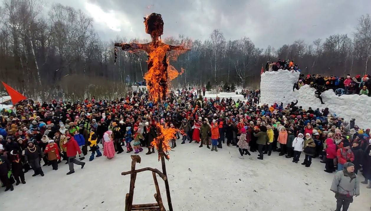 В Подмосковье отменили Бакшевскую Масленицу традиционное празднование которое проходило без остановки на протяжении четырех десятилетий Организаторы мероприятия сообщили что администрация Истры неожиданно отказалась разрешить его проведение в последний момент