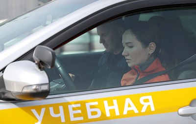 МОСКВА 21 января Новые правила обучения в автошколах заработают в России с марта 2026 года теорию можно будет проходить дистанционно а количество часов практики для самой популярной категории прав В увеличится О предстоящих изменениях рассказал ТАСС первый зампред комитета Госдумы по транспорту Павел Федяев Единая Россия
