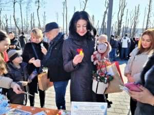 Уважаемые гости и жители республики Приглашаем вас на ежегодную республиканскую благотворительную ярмарку Мы вместе На ярмарке будут представлены яркие работы поделки рисунки и творческие проекты учащихся и педагогов образовательных организаций и учреждений дополнительного образования Владикавказа и районов республики Мероприятие состоится 6 декабря в Республиканском Дворце детского творчества в 12 00 Благотворительная ярмарка направлена на поддержку нашего Черниговского района Запорожской области