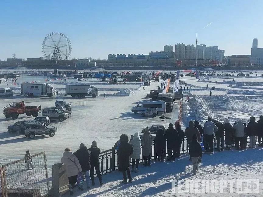 Битву снежками и хоккей в валенках устроят на Зимфесте в Благовещенске В дни фестиваля на льду Амура и набережной областного центра развернутся соревнования концерты и интерактивные площадки для детей и взрослых В Благовещенске 28 февраля и 1 марта пройдет международный фестиваль зимних видов спорта ЗимФестАмур Основные соревнования развернутся на льду реки Амур где пройдут хоккейные матчи и автогонки На набережной также подготовили насыщенную развлекательную программу для гостей пишет пресс служба администрации Благовещенска Заместитель главы Благовещенска по социальным вопросам Виктория Хопатько подчеркнула что проведение такого фестиваля повод для гордости за город По ее словам событие выводит Благовещенск на мировой уровень Уверена что все кто приедет к нам увезут с собой тёплые воспоминания и захотят вернуться снова сказала она Гостей ждут разные активности Программа включает петанк мини футбол хоккей в валенках и гандбол на снегу Особенно увлекательной обещает стать Битва на Амуре в которой участники будут сражаться снежками На площадке МолодБлаг будут представлены спортивные ретро экспонаты организуют также выставку снегоходов Пройдут также мастер классы по горным лыжам На площадке Русские и китайские народные традиции выступят танцевальные коллективы Здесь гости смогут познакомиться с подвижными играми двух народов Ансамбли Ровесники Перепевы и Русь подарят зрителям концерт Выступят также артисты из Татарстана фольклорный ансамбль Бермянчек На площадке Ледовые гравюры мастера из России и Китая создадут ледяные композиции под руководством члена Творческого союза художников России Алексея Сидорова Для детей и взрослых приготовили необычные забавы гигантский хоккей с огромной шайбой перетягивание в варежках дженга дартс снежинка эстафета с коромыслом и деревянными ведрами Желающие смогут прокатиться на гигантских дутых лыжах и надувных санях На Сувенирной площадке можно будет приобрести керамику вышивку и изделия из дерева от мастеров Благовещенска и соседних регионов Фото пресс службы администрации Благовещенска ТЕЛЕПОРТ РФ здесь все об Амурской области  Мы в МАХ  Написать нам