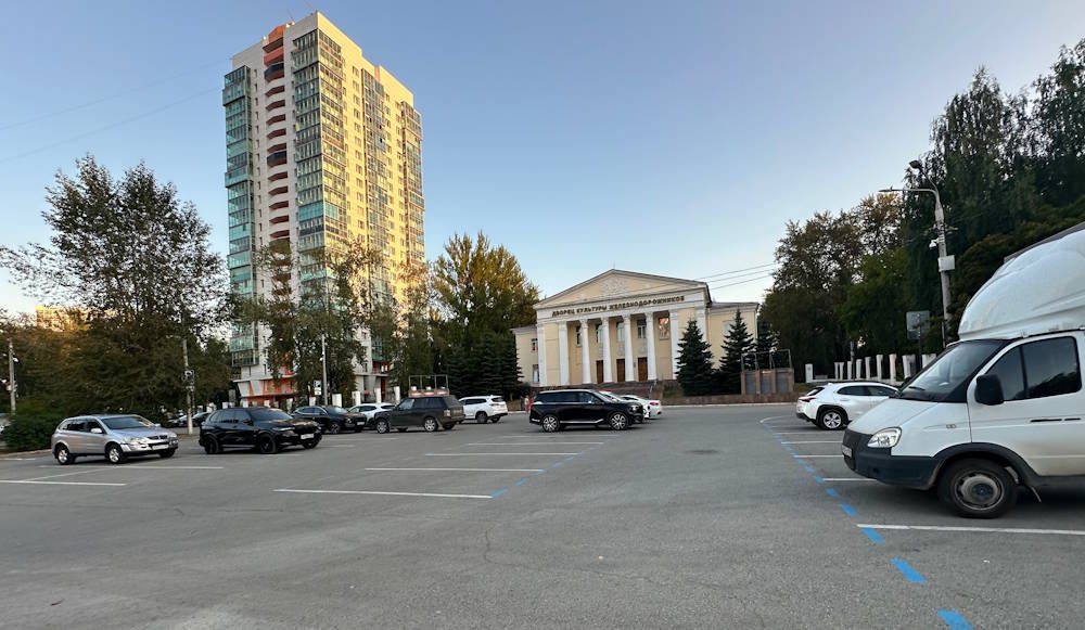 В Перми около ДКЖ запустили платную парковку  В Перми на Локомотивной, 1 около ДКЖ начала работать городская платная парковка. По заказу городских властей комплексы фотовидеофиксации здесь установил Ростелеком. Они отслеживают продолжительность стоянки автомобиля, распознают номерные знаки.  На парковке доступно 89 мест. Ранее парковку активно занимали автомобили такси, после введения платы больше мест достанется посетителям ДКЖ.  Кроме этого, оборудование для оплаты парковки установлено на площадке напротив дома № 12 по улице Окулова.     >