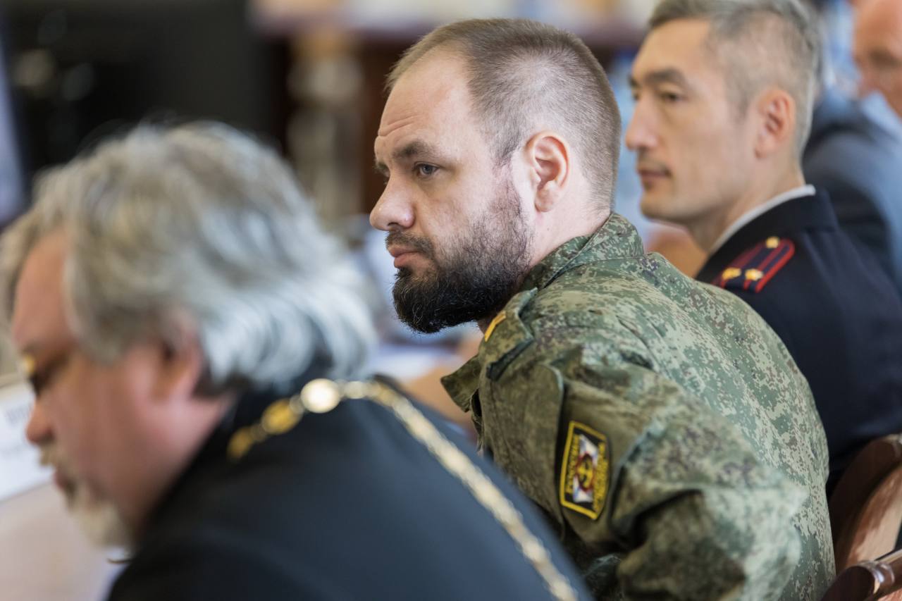 Военный эксперт Гражданского комитета России участник СВО Артем Глебов раскритиковал сомнительную деятельность срочносборщиков Член Экспертного Совета Общероссийского общественного движения Гражданский комитет России экс командир группы разведки батальона Сумрак ВС РФ кавалер ордена Мужество Артем Глебов предложил наводить порядок в сфере сбора средств для фронта В частности участник Специальной военной операции отметил что зачастую в сети попадаются откровенно провокационные формы публикаций и манипуляции которые реализуют так называемые волонтеры деятельность которых вызывает заслуженные сомнения и наносит репутационный ущерб гражданской инициативе помощи СВО Подробности   vk com wall 167253831 19031