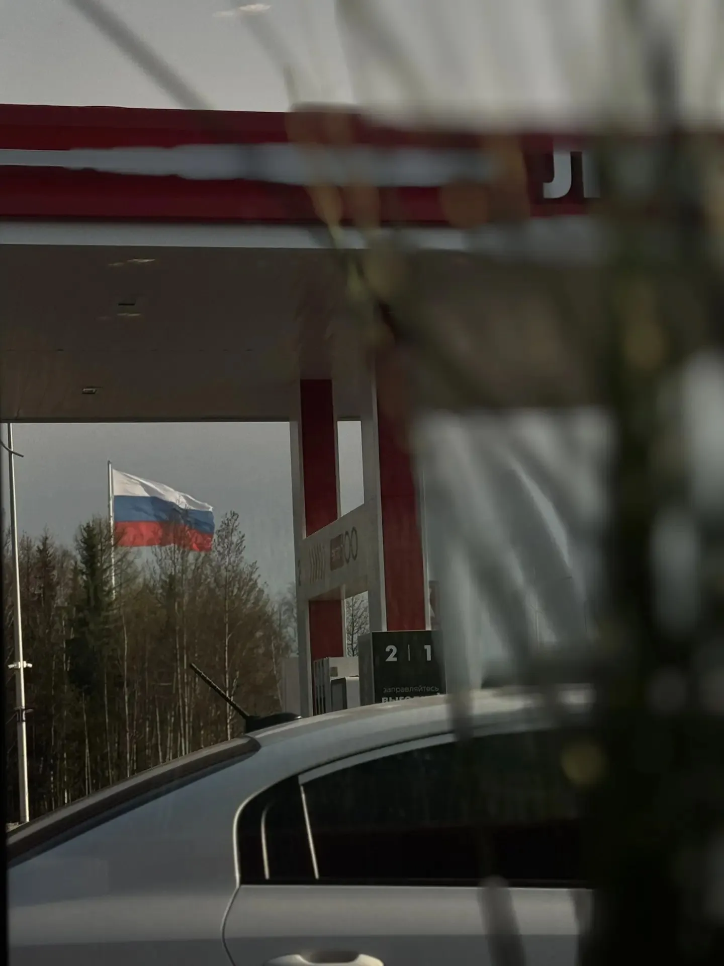 На Ямале теперь дорожные происшествия расследует нейросеть Она в реальном времени сканирует автомобили распознавая их по номеру модели и цвету ИИ мгновенно выявляет машины в угоне федеральном розыске или скрывшиеся с места аварии Система уже работает на главных улицах и площадях городов региона В ближайшее время её подключат к парковкам торговых центров и важным участкам дорог Это передовые технологии для безопасности каждого на дороге  Импульс в MAX