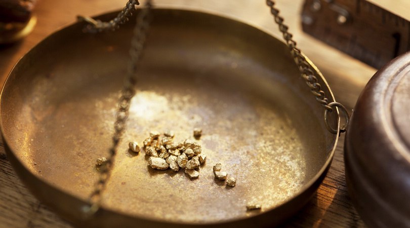 В Селигдаре спрогнозировали золото по 4400 за унцию в следующем году Стоимость золота в 2026 году может достичь 4400 за унцию считает президент золотодобывающего холдинга Селигдар Александр Хрущ Об этом он заявил в ходе сессии Чемпионат активов выбираем лучшее для вашего портфеля на форуме ВТБ Россия зовет В следующем году мы видим если говорить про уровни цен это 4000 4400 за унцию в этом коридоре В среднем можно назвать 4200 за унцию Хотя сейчас называть уровни цены такое неблагодарное занятие сказал он  В конце августа Александр Хрущ в эфире телеканала РБК рассказал что Селигдар имеет консервативный прогноз по цене золота на 2026 год 3300 за унцию в долларах при курсе доллара на уровне 95 По мнению Александра Хруща в золоте российскому инвестору стоит держать 10 15 портфеля При этом инструменты могут быть разными и обезличенные металлические счета и облигации Подробнее В Селигдаре спрогнозировали золото по 4400 за унцию в следующем году Подписаться на Сам ты инвестор