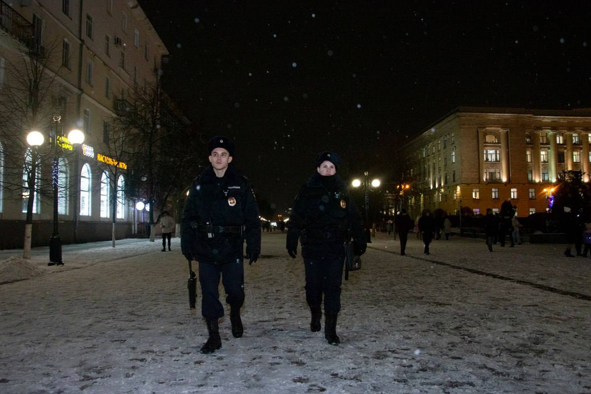 338 полицейских будут дежурить в новогоднюю ночь.   Сотрудники МВД уже традиционно охраняют территории, где ожидается массовое скопление людей. Запланированы рейды в общественных местах и частных секторах.   Перед тем как организовать мероприятие, силовики проводят  тщательный досмотр с поисковыми собаками. Не спать всю ночь будут и сотрудники Госавтоинспекции, поэтому никаких пьяных водителей за рулем.      Подписаться   Прислать новость