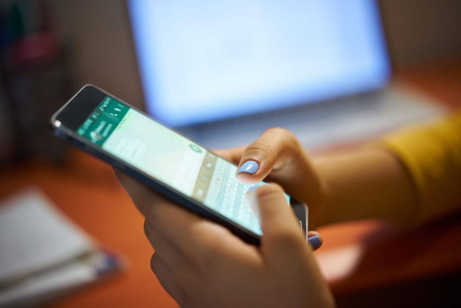 В WhatsApp появится лимит на сообщения без ответов так мессенджер намерен бороться со спамерами Счетчик будет каждый месяц обнуляться но конкретный потолок не называют обещая в ближайшее время протестировать разные лимиты Если их превысить то незнакомцам нельзя будет писать до тех пор пока кто то из них не ответит в прошлых переписках