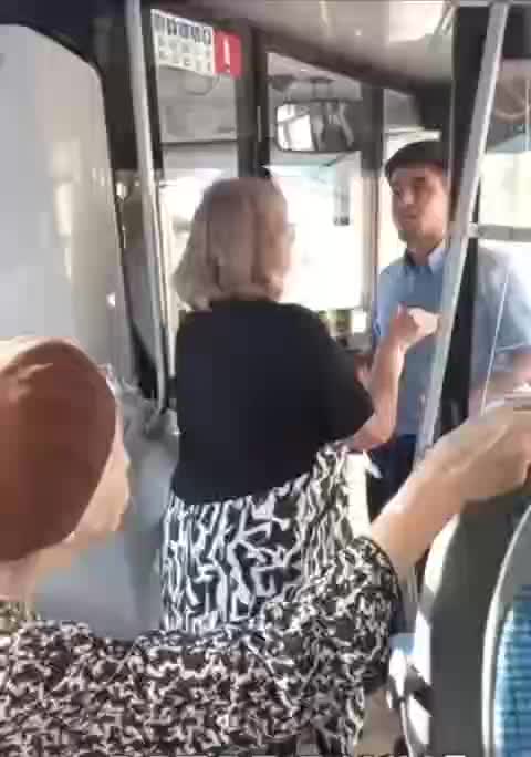 В Москве пассажиров автобуса высадили из-за жары в салоне