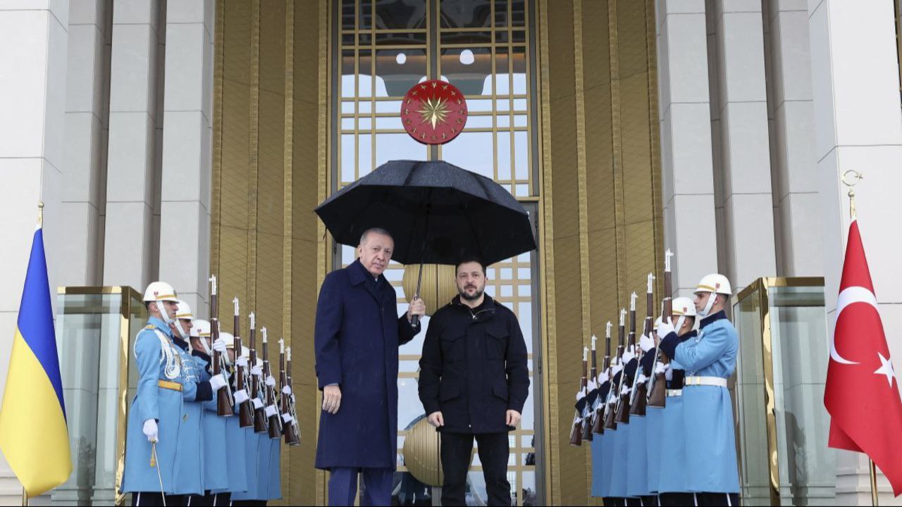 ЭРДОГАН В БЛИЖАЙШЕЕ ВРЕМЯ МОЖЕТ ПОСЕТИТЬ УКРАИНУ   Президент Турции Тайип Эрдоган в ближайшие дни может посетить с визитом Украину. Об этом сообщила проправительственная газета Türkiye.   По её данным, в дипломатических кругах обсуждается возможная поездка Эрдогана в Киев по приглашению украинского лидера Владимира Зеленского.   Визит может состояться в ближайшие дни, уточняет издание.