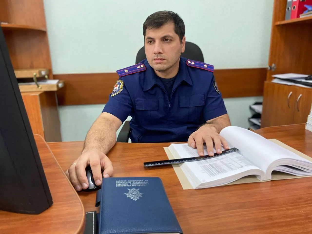 В Саратовской области присяжные и суд вынесли решение по делу о покушении на убийство Собранные следственными органами СУ СК России по Саратовской области доказательства признаны достаточными для вынесения приговора в отношении двух местных жительниц На основании вердикта коллегии присяжных они признаны виновными в совершении преступления предусмотренного ч 3 ст 30 п п б д ж ч 2 ст 105 УК РФ покушение на убийство лица в связи с выполнением им общественного долга совершенное с особой жестокостью группой лиц по предварительному сговору Следствием и судом установлено что в сентябре 2024 года потерпевшая передала правоохранительным органам сведения о местонахождении разыскиваемого лица который был задержан Узнав об этом трое друзей последнего избили потерпевшую причинив ей телесные повреждения и поместили в погреб расположенный в гараже одного из домовладений Энгельса где стали удерживать Продолжая свои противоправные действия фигуранты с целью причинения смерти вывезли девушку на озеро Став где связанную веревками сбросили с моста в воду а затем вновь отвезли в погреб откуда ее освободил знакомый С учетом вердикта коллегии присяжных заседателей о виновности женщин приговором суда им назначено наказание в виде 9 лет лишения свободы с отбыванием в колонии общего режима с ограничением свободы на 1 год В отношении 28 летнего фигуранта материалы дела выделены в отдельное производство подписаться на Следком 64 в MAX подать обращение