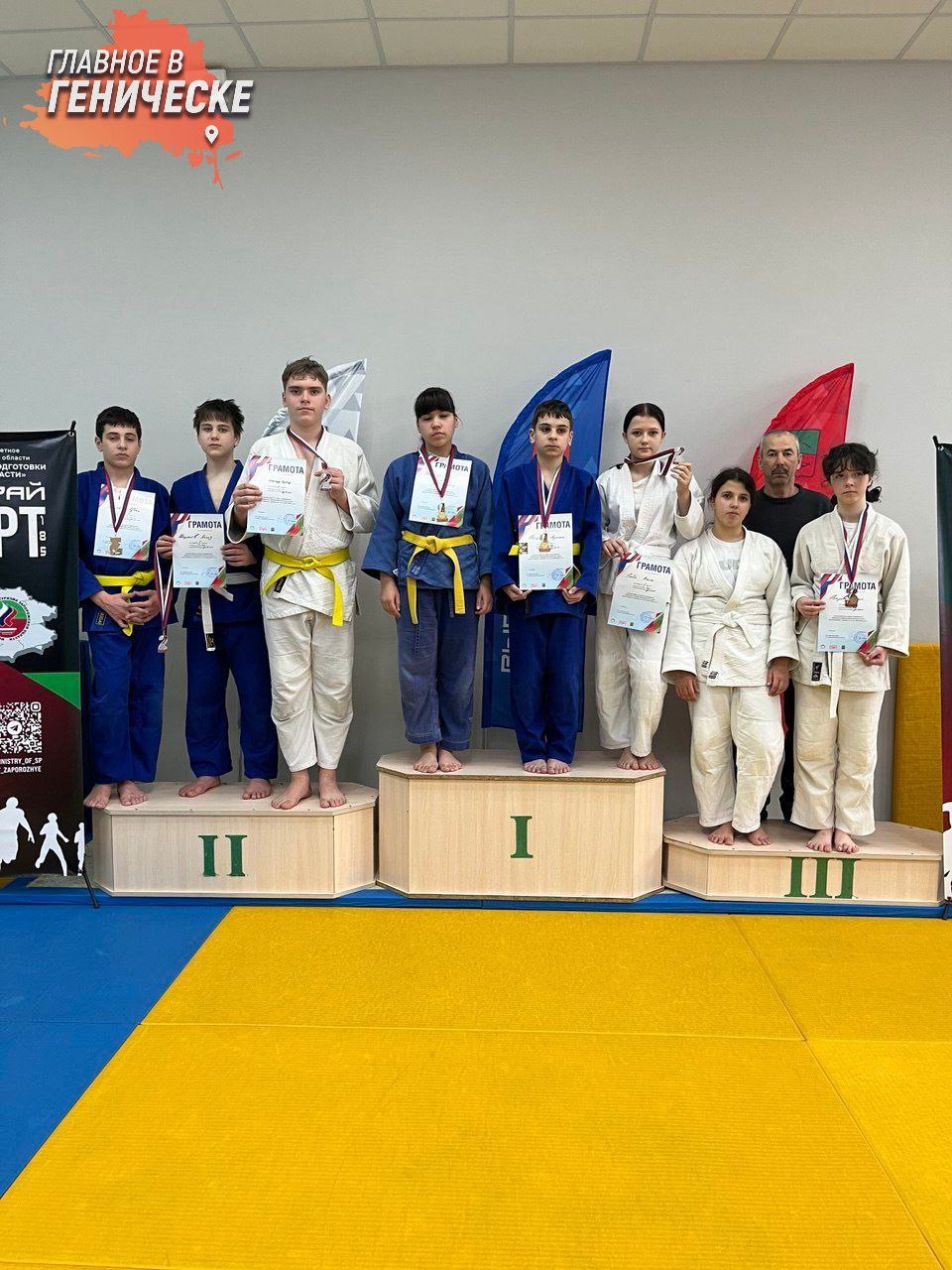 Юные дзюдоисты из Херсонской области завоевали 8 медалей на первенстве в Запорожской области Команда Генического детско юношеского спортивного центра успешно выступила на первенстве Запорожской области по дзюдо в Мелитополе завоевав восемь медалей Глава Генического округа Юлия Семякина отметила высокий уровень подготовки спортсменов и подчеркнула что их успех стал результатом упорного труда силы духа и воли к победе