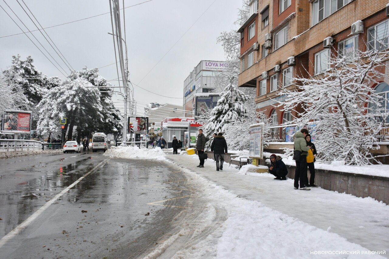 В Новороссийске стало опасно оставлять машины на улицах Парковка автомобилей вдоль дороги даже если нет знака Работает эвакуатор чревата последствиями Дорожная обстановка такова что стоящую машину могут ударить заскользившие на гололеде другие авто Недавно мы писали как троллейбус зацепил легковушку припаркованную на улице Советов А вчера ночью в 3 часа 50 минут водитель автомобиля Фольксваген в районе пересечения ул Советов с ул Снайпера Рубахо наехал на стоявшие БМВ и ДЭУ Обошлось без пострадавших если не считать измятых машин Посмотрим статистику 17 января из 12 зафиксированных ДТП 10 это столкновения 2 наезд на препятствие 18 января из 6 ДТП 3 это наезд на стоящие транспортные средства один наезд на препятствие и два столкновения По количеству число аварий начинает снижаться Возможно многие водители все же поняли что не стоит выезжать novorab official