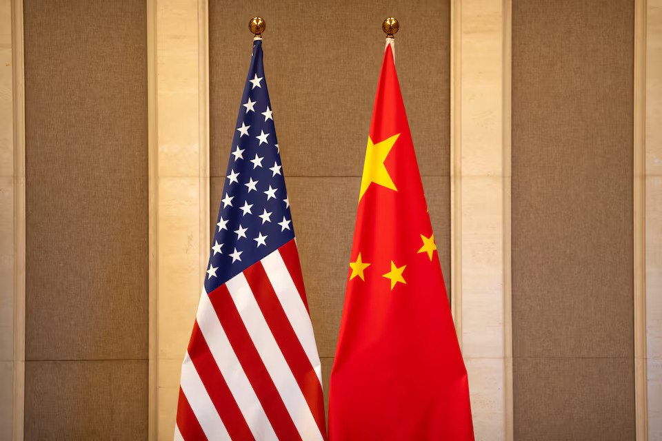 Китай и США проведут торговые переговоры в Малайзии 24 27 октября вице премьер Госсовета КНР Хэ Лифэн проведет в Малайзии торговые переговоры с делегацией США Об этом сообщило Министерство коммерции КНР Стороны обсудят ключевые вопросы торгово экономических отношений между Китаем и США в соответствии с важным консенсусом достигнутым в ходе телефонных разговоров лидеров двух стран говорится в заявлении Ранее Министерство торговли США заявило что высшее руководство отправится в Малайзию чтобы обсудить с китайскими официальными лицами ограничения Пекина на экспорт редкоземельных металлов и сельское хозяйство Новости Китая ЭКД