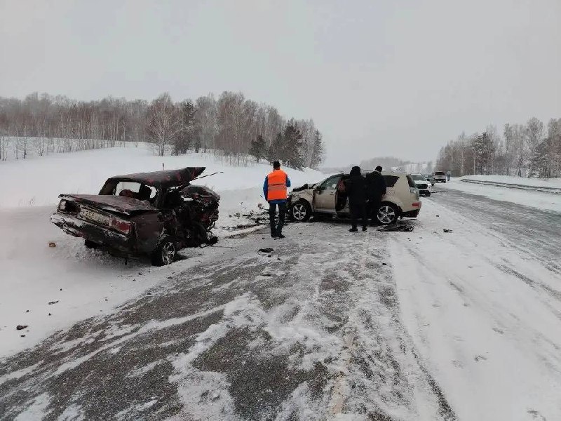 Барнаул 1 Смертельное ДТП произошло в Троицком районе Предварительно водитель за рулём семёрки на встречке врезался с Митсубиси Аутлендер В результате водитель и пассажир ВАЗа погибли на месте Подписаться Прислать новость