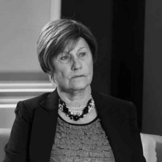 В Екатеринбурге на 85 году жизни скончалась тренер волейбольной команды Уралочка мастер спорта СССР Галина Карполь Об этом сообщили в пресс службе клуба Галина Карполь была неотъемлемой частью Уралочки с момента основания Она отдала клубу 12 лет как игрок и 12 лет как тренер многие десятилетия тренируя дубль и подготавливая молодых спортсменок для основного состава В клубе отметили что для участников она была не только опытным наставником но и верным другом Во Всероссийской федерации волейбола напомнили что при участии Галины Карполь Уралочка девять раз становилась чемпионом СССР четыре раза обладателем Кубка страны трижды завоевывала Кубок европейских чемпионов и победила в Кубке обладателей кубков Галина Карполь была награждена целым рядом государственных и спортивных наград Пресс служба Всероссийской федерации волейбола Уралити