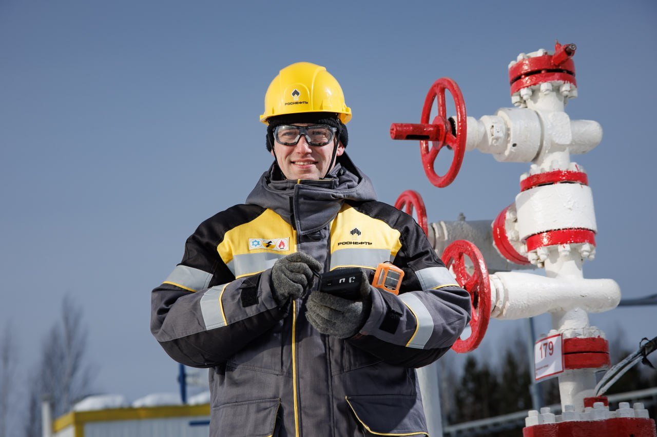 «Роснефть» внедрила новую технологию регулирования давления в скважинах Специалисты «РН-Пурнефтегаз» входит в нефтегазодобывающий комплекс «Роснефти» успешно внедрили отечественную инновационную установку локального регулирования давления в нагнетательных скважинах. Эффект от внедрения новации составляет 12 млн рублей в год для одной скважины. Система позволяет управлять объемами закачки воды для поддержания пластового давления и значительно упрощает эксплуатацию скважин. Установка разработана на базе стандартного оборудования для добычи нефти, располагается на поверхности кустовой площадки и может соединяться с несколькими скважинами. Оборудование, которое использовалось ранее, было погружным - для его установки и обслуживания требовалось проводить дорогостоящие и трудозатратные капитальные ремонты. Применение уникальной технологии позволяет снизить потребление электроэнергии на 1 200 тыс. кВт ч в год на одной скважине.