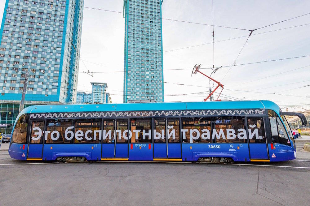 В Москве 50 трамваев оснастят оборудованием пермской ИТ компании В начале осени в Москве запустили беспилотный трамвай модели 71 911ЕМ Львенок Москва Трамвай использует пермское оборудование V2X выпускаемое компанией Fort Telecom Сейчас оно позволяет трамваю обмениваться информацией со светофорами и стрелочными переводами в будущем с другими устройствами дорожной инфраструктуры как например камеры Как рассказали в Fort Telecom в этом году технологией V2X оснастят 50 московских трамваев не только беспилотных но и обычных Всего в планах оборудовать V2X 500 трамваев V2X обеспечивает мгновенную коммуникацию трамвая со стрелочными переводами и светофорами для представления приоритетного проезда если трамвай выбился из графика Кроме того V2X дублирует информацию о фазе светофора потому что системы видео и аналитики которыми оборудуют беспилотный транспорт могут не разглядеть ее например из за засвета в солнечный день Подписаться на Интересную Пермь в ТГ в МАХ